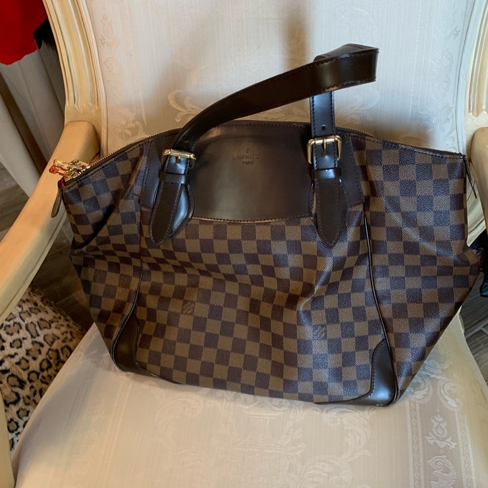 What a perfect purse never used great GM Louie Vuitton all gold logo’s !